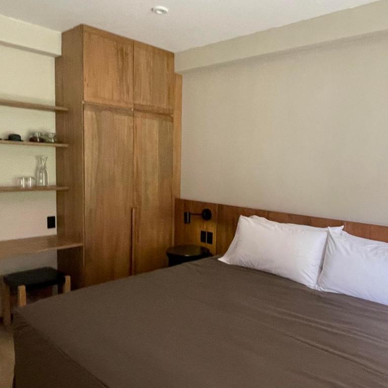 Earth Tones Tiny Homes & Suites - Habitación con cama extragrande y vistas a la montaña - 12