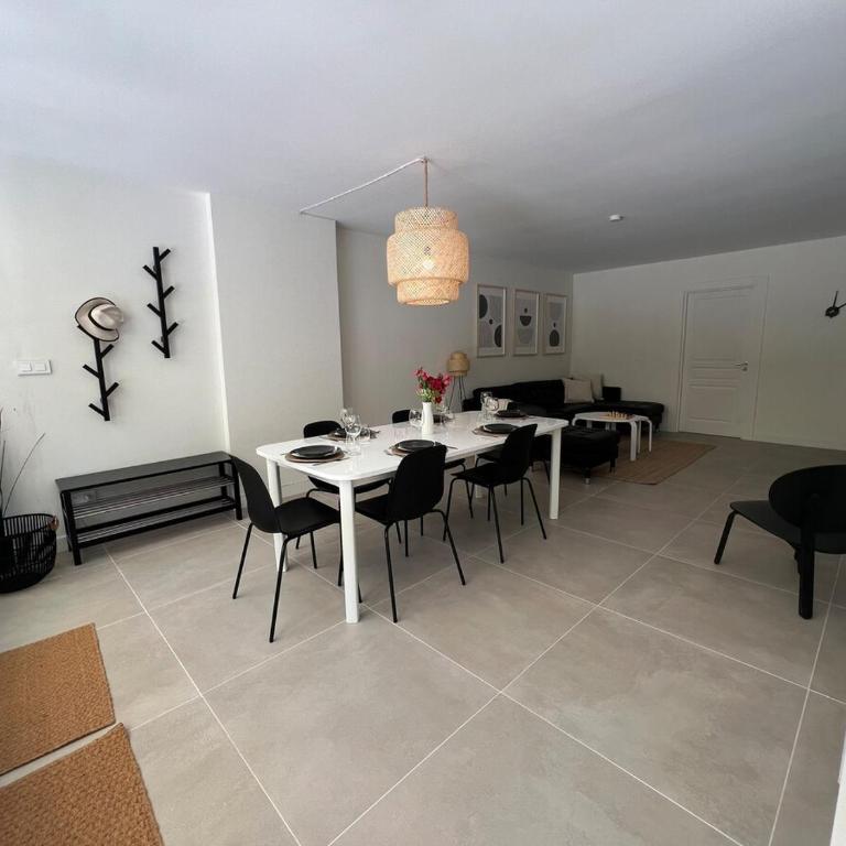 Elegant 3-BR Cannes Garden Condo - 5 Min Walk to Beach - behind Martinez - Appartement 3 Chambres - 33