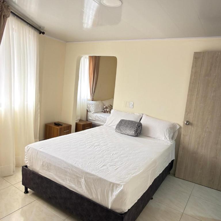 Hotel Plaza de Toros - Twin Room - 4