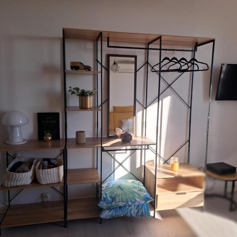 Studio Nimes - Clim - Wifi -Cuisine privatif - parking privé - salle de bain commune- balcon - Studio with Balcony - 13