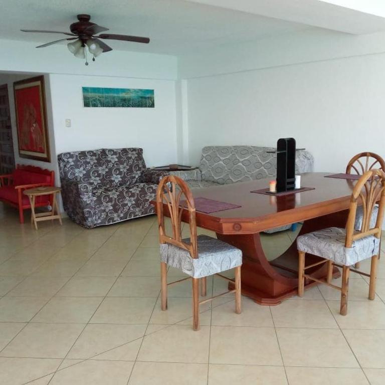 Departamento en el Hotel las Palmeras - Three-Bedroom Apartment - 9