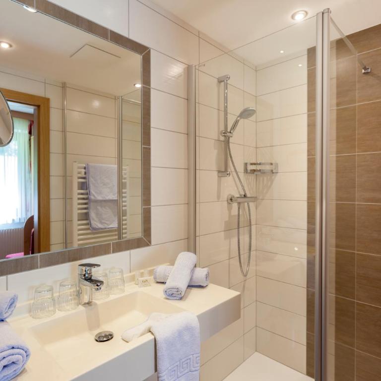 Alpenhotel Badmeister - Familienzimmer mit Balkon (2 Erwachsene + 2 Kinder) - 4