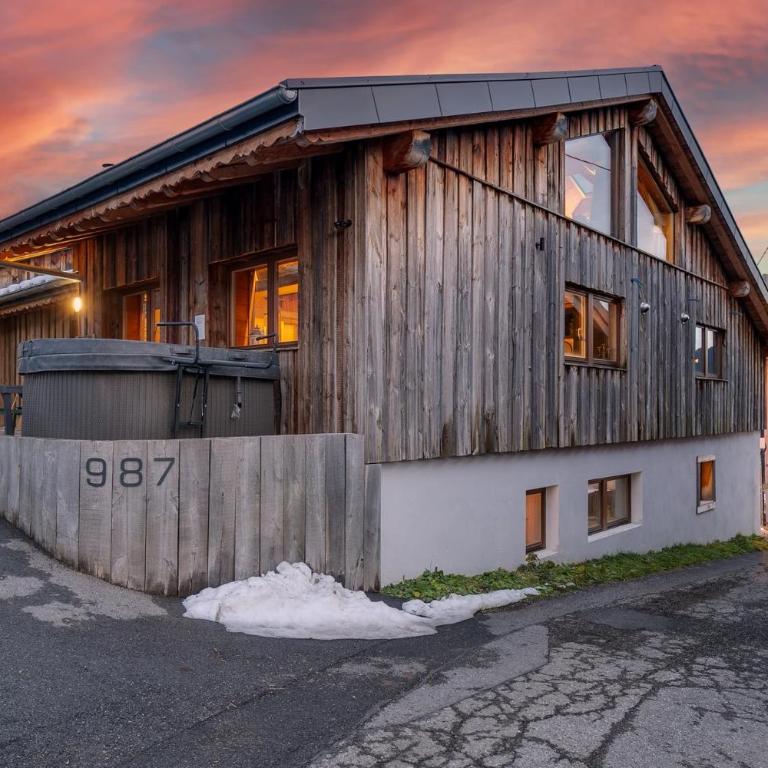 Chalet Abeille 12 Guests • Hot Tub • Free Ski Bus - Chalet Superior - 1