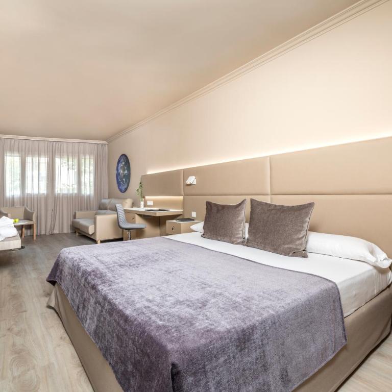 Sallés Hotel Pere IV - Deluxe Triple Room with Spa Access - 8
