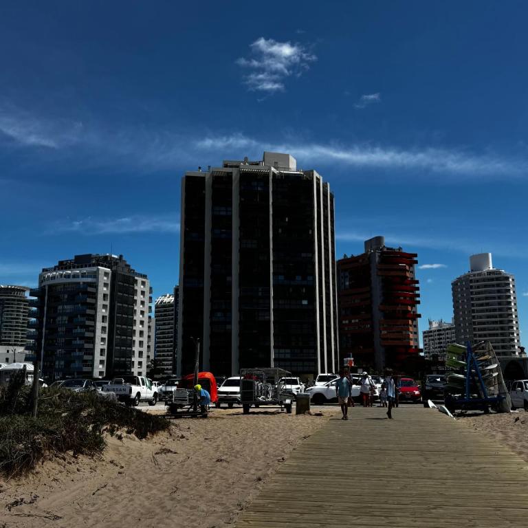 Depto FRENTE al MAR la mejor ubicación Parada 3 brava INIGUALABLE cochera gym sala de juegos parrilleros imperdible - Three-Bedroom Apartment - 41