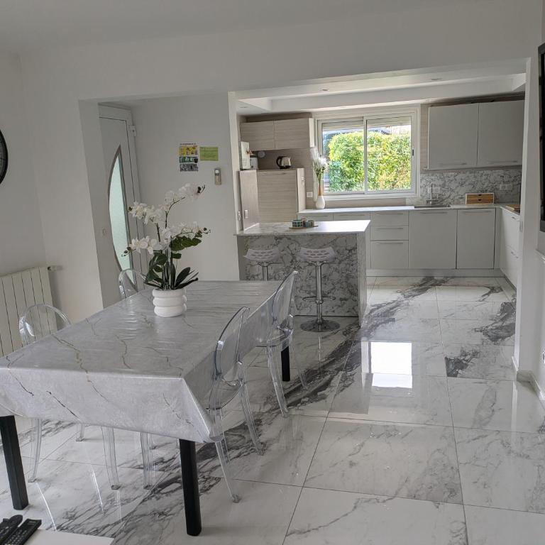 Bas de villa composée d'un 3 pièces et d'un studio avec piscine privée - Maison 3 Chambres - 8
