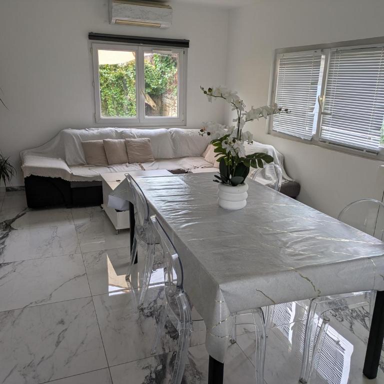 Bas de villa composée d'un 3 pièces et d'un studio avec piscine privée - Maison 3 Chambres - 7
