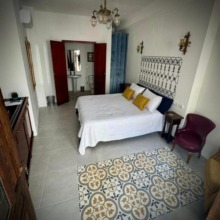 Oliva Courtyard Guesthouse - Habitación con cama extragrande y balcón - 5