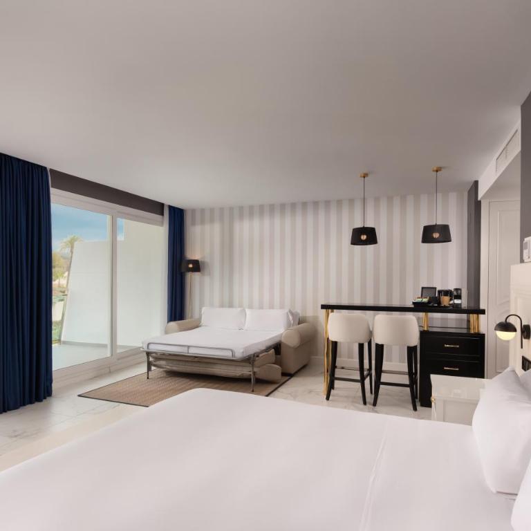Four Points by Sheraton Costa Blanca Resort - Habitación Superior con cama extragrande, sofá cama y vistas a la montaña - 1