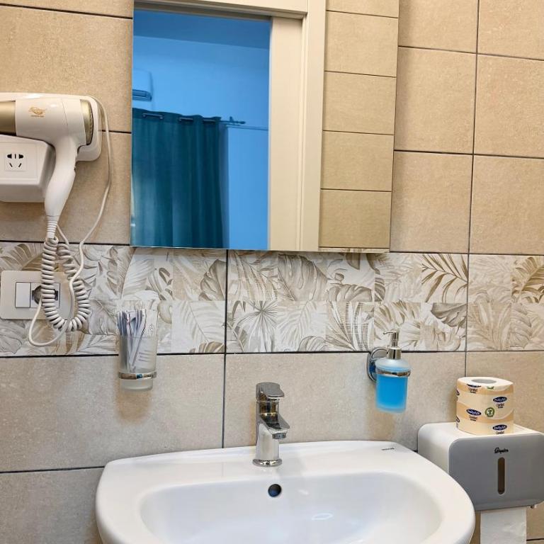 House Corso Umberto Rooms & Comfort by Loveinthetravel - Camera Quadrupla con Balcone - 12