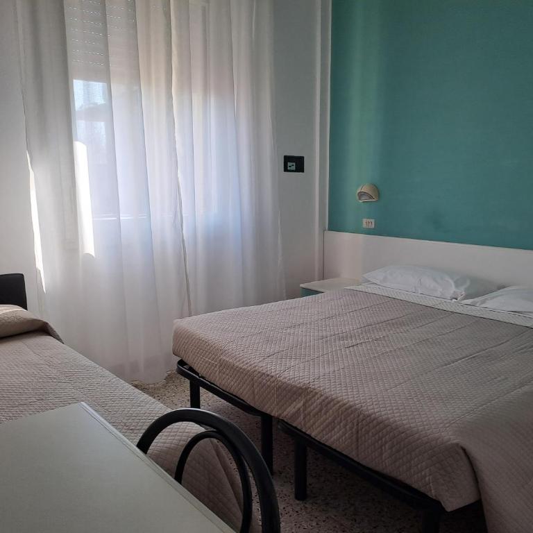 Hotel Cavallino Bianco Rimini - Camera Tripla Economy - 7