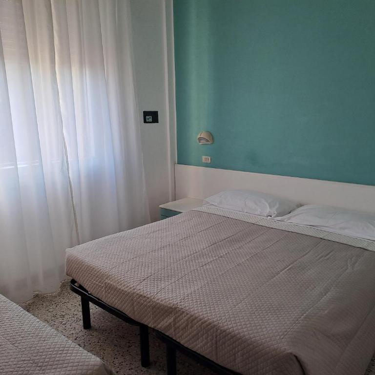 Hotel Cavallino Bianco Rimini - Camera Tripla Economy - 8
