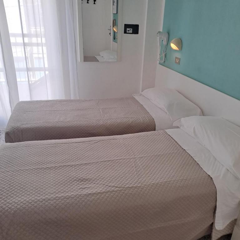 Hotel Cavallino Bianco Rimini - Camera Tripla Economy - 9