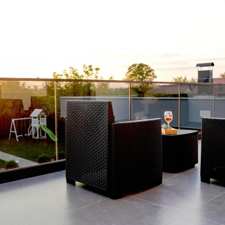 LUXIA PRIVATE ESTATE Sauna & Pool x Jacuzzi with Fireplace outdoor lounge - Vila sa Sopstvenim Bazenom - 16