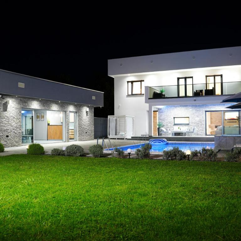 LUXIA PRIVATE ESTATE Sauna & Pool x Jacuzzi with Fireplace outdoor lounge - Vila sa Sopstvenim Bazenom - 48