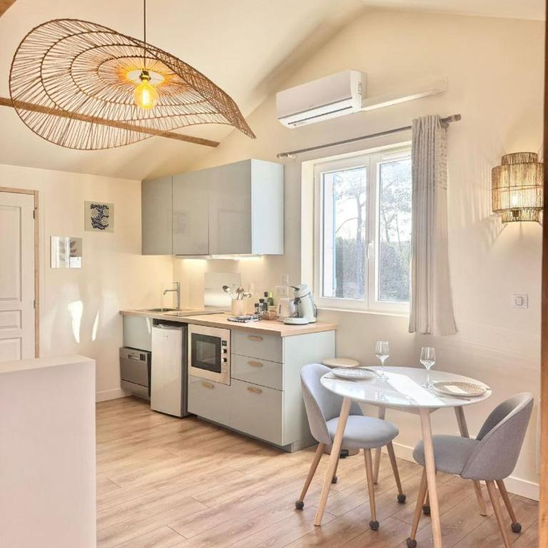 Aux portes de la plage, entièrement rénovés, wifi, Parking gratuit, linge de maison fournit, ménage en fin de séjour compris - Studio Lit King-Size - 1