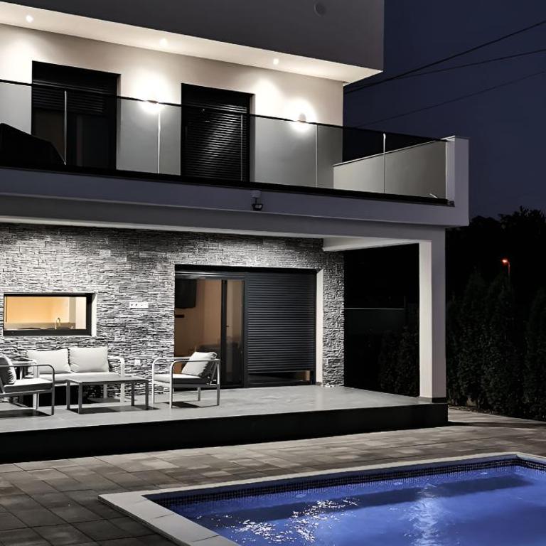 LUXIA PRIVATE ESTATE Sauna & Pool x Jacuzzi with Fireplace outdoor lounge - Vila sa Sopstvenim Bazenom - 1
