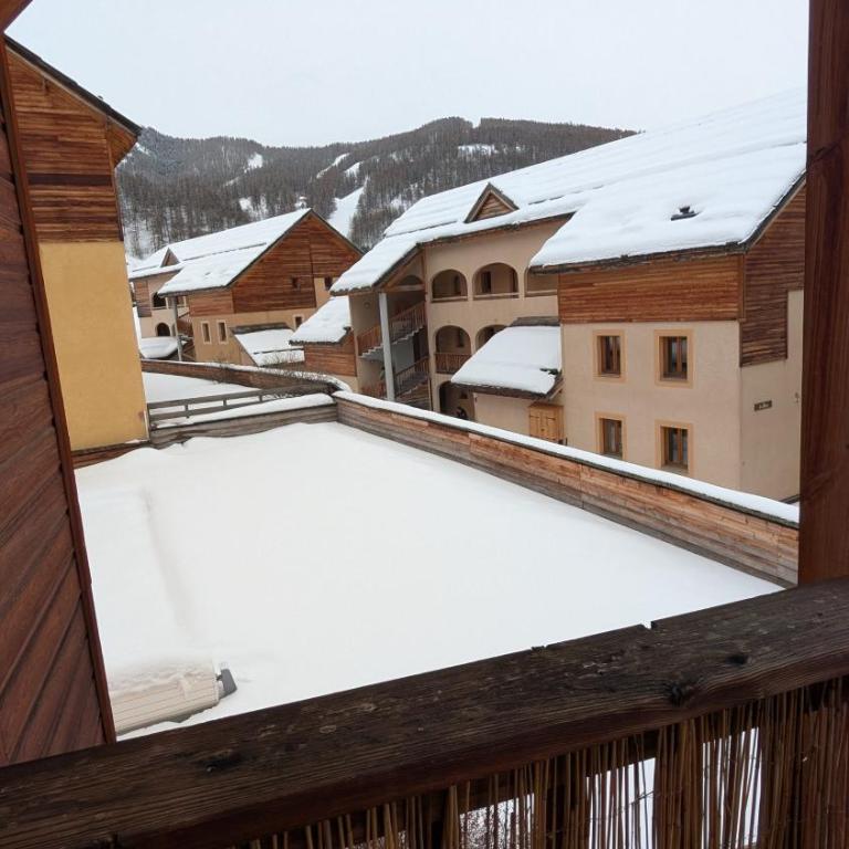 Appartement 4 pièces pour 6-8 personnes, 2 chambres, 1 cabine, 2 canapés-lit double dans le salon, au pied des pistes et piscine l'été, wifi fibre - Appartement - Vue sur Piscine - 33