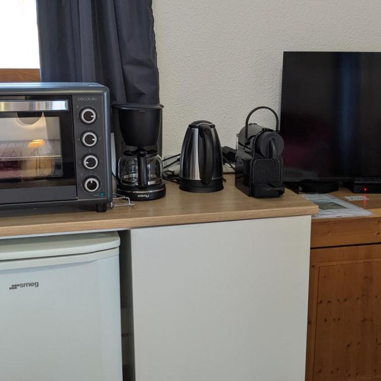 Appartement 4 pièces pour 6-8 personnes, 2 chambres, 1 cabine, 2 canapés-lit double dans le salon, au pied des pistes et piscine l'été, wifi fibre - Appartement - Vue sur Piscine - 8