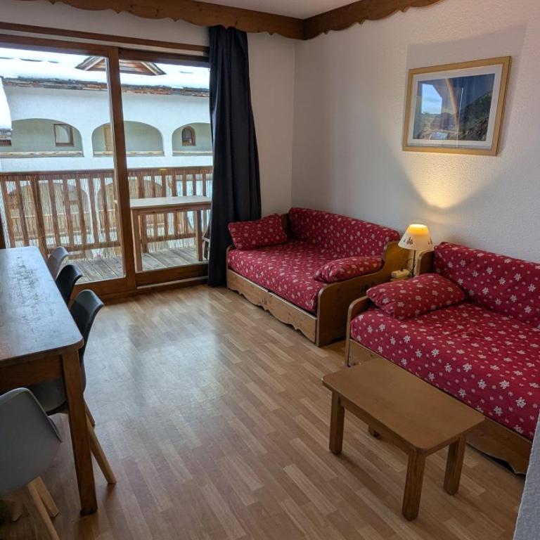 Appartement 4 pièces pour 6-8 personnes, 2 chambres, 1 cabine, 2 canapés-lit double dans le salon, au pied des pistes et piscine l'été, wifi fibre - Appartement - Vue sur Piscine - 5