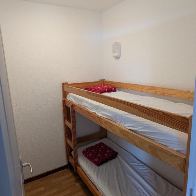 Appartement 4 pièces pour 6-8 personnes, 2 chambres, 1 cabine, 2 canapés-lit double dans le salon, au pied des pistes et piscine l'été, wifi fibre - Appartement - Vue sur Piscine - 26