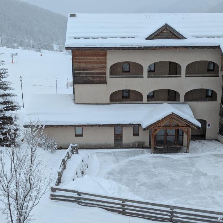 Appartement 4 pièces pour 6-8 personnes, 2 chambres, 1 cabine, 2 canapés-lit double dans le salon, au pied des pistes et piscine l'été, wifi fibre - Appartement - Vue sur Piscine - 2