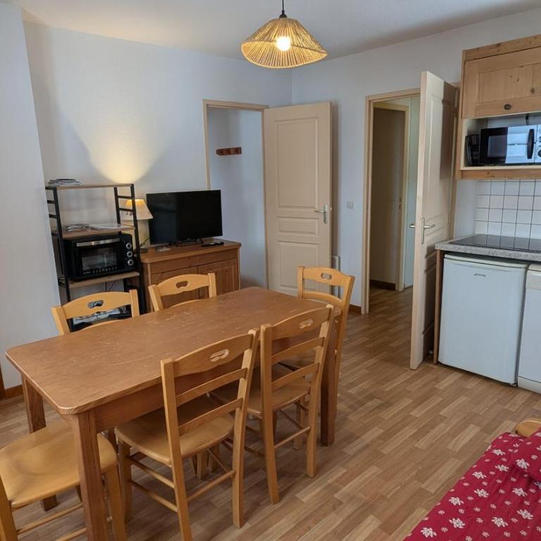 Appartement 3 pieces 6 personnes, 2 chambres, wifi fibre gratuit, piscine l'été et au pied des pistes l'hiver - Appartement 2 Chambres avec Vue sur la Montagne - 11