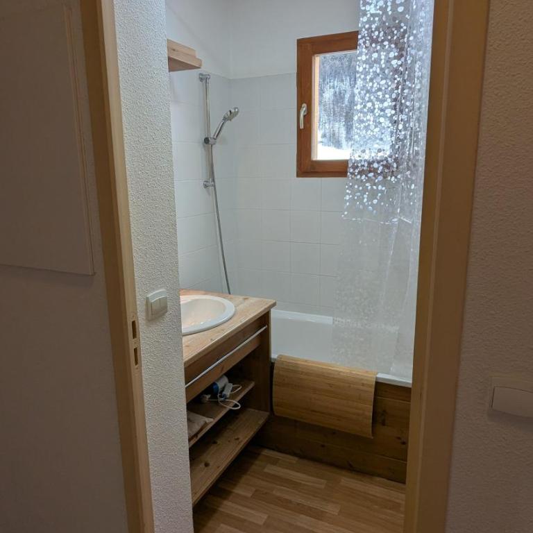 Appartement 3 pieces 6 personnes, 2 chambres, wifi fibre gratuit, piscine l'été et au pied des pistes l'hiver - Appartement 2 Chambres avec Vue sur la Montagne - 17