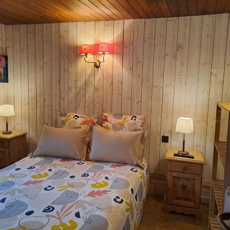 Grand Chalet Du Lac Du Boreon - Chambre Lit King-Size - Vue sur Jardin - 13