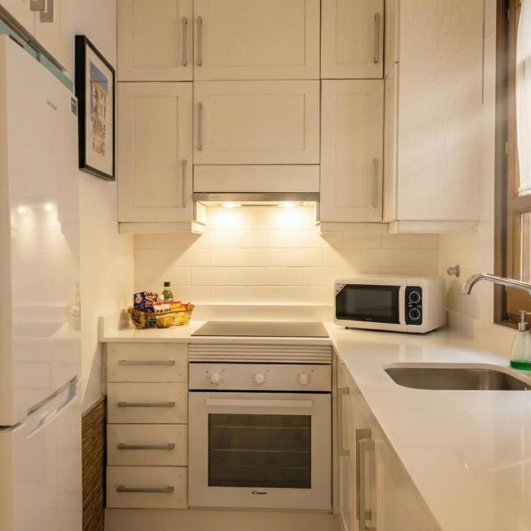 New! Cozy APT in the center 10m Walk to Cathedral - Apartment - 17