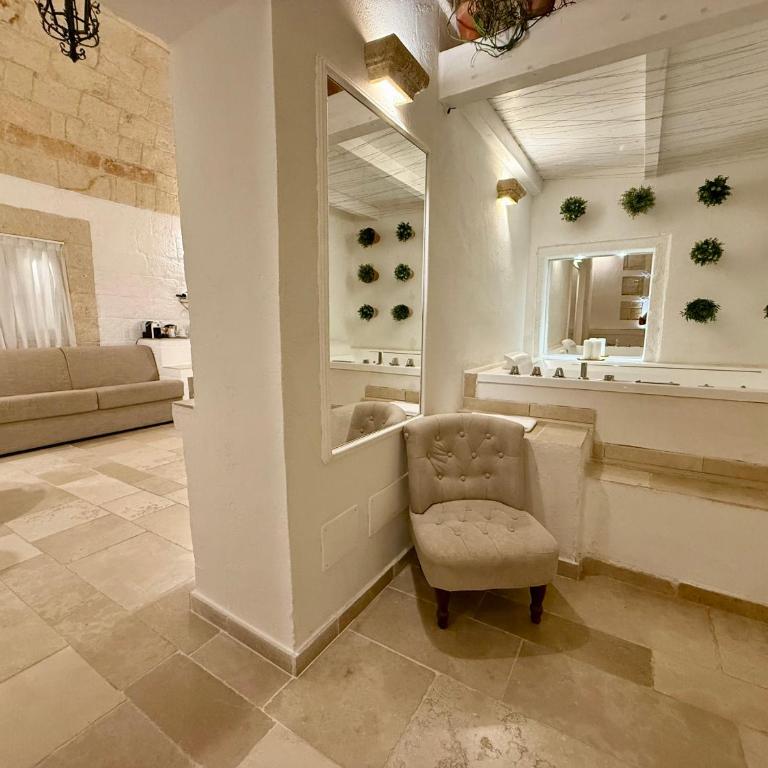 Vittorio Emanuele Charming Suites - Camera King con Vasca Idromassaggio - 8
