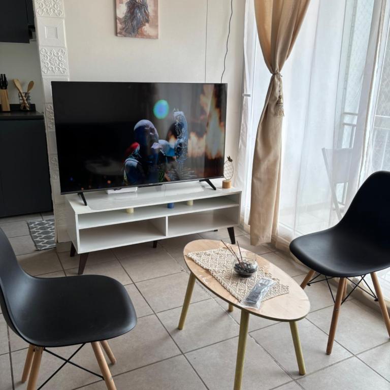 Lindo departamento en la serena, estacionamiento y wifi gratis - Three-Bedroom Apartment with Balcony - 4