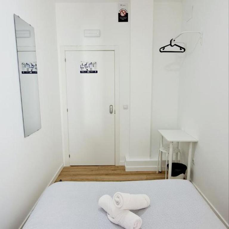 AYZ Joaquín Pol - Auto check-in property - Standard Double Room with Shared Bathroom - 2