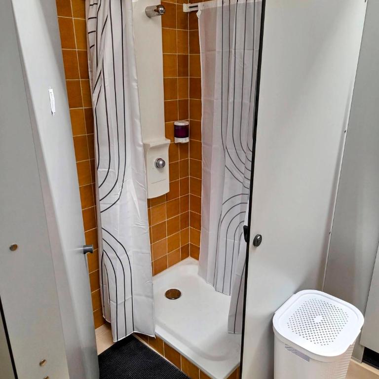 Green Marmot Capsule Hotel Genève - Self check-in - Upper Capsule - 18