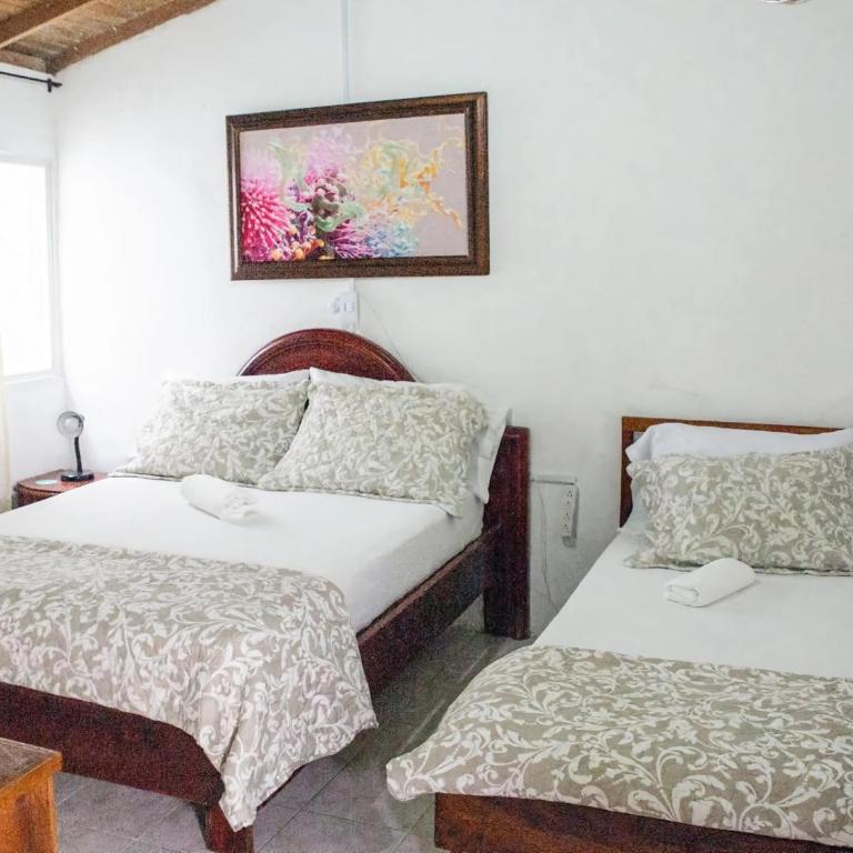 Hostal CORALES - Triple Room with Private Bathroom - 2