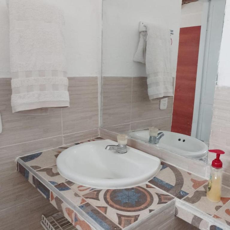 Hostal CORALES - Triple Room with Private Bathroom - 4
