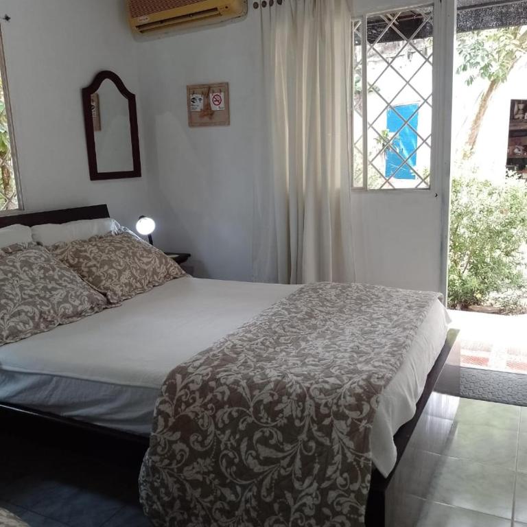 Hostal CORALES - Triple Room with Private Bathroom - 3