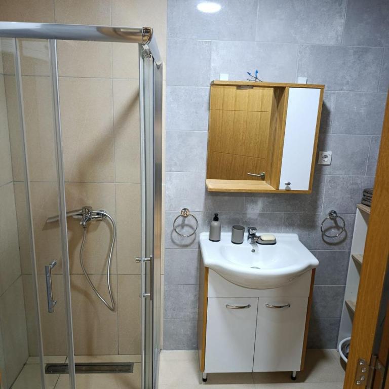 Prestige Mountain Suites - One-Bedroom Apartment with Balcony and City View - 10