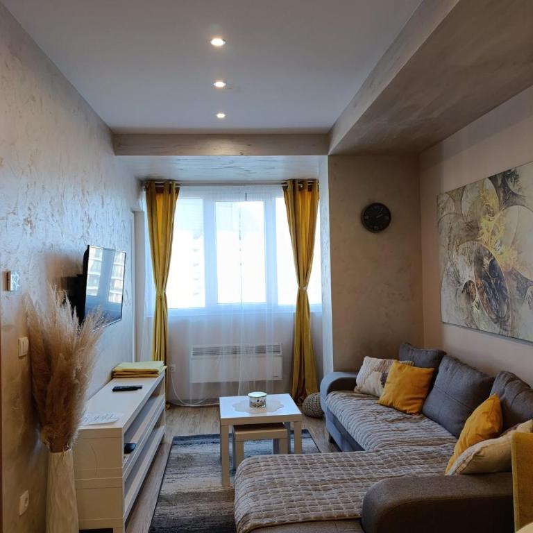 Prestige Mountain Suites - One-Bedroom Apartment with Balcony and City View - 2