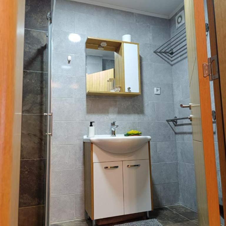 Prestige Mountain Suites - One-Bedroom Apartment with Balcony and City View - 11