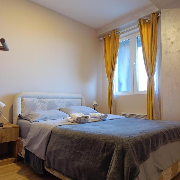 Prestige Mountain Suites - One-Bedroom Apartment with Balcony and City View - 9