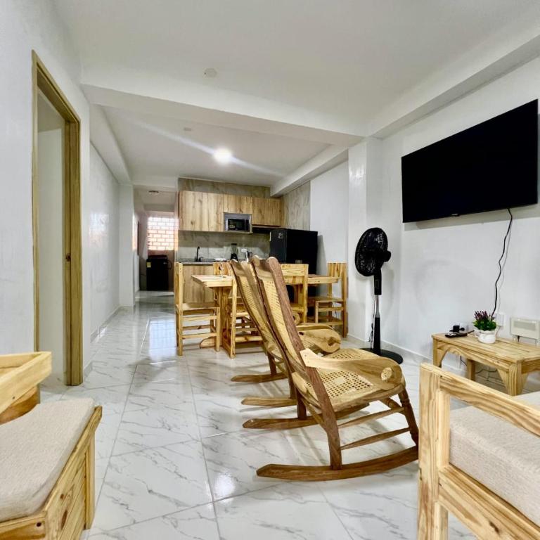 Alojamiento familiar con apartamentos independientes - Three-Bedroom Apartment - 10