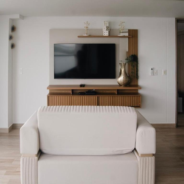 14th Floor Luxury 2BR-Jacuzzi Balcony-Near Airport - Two-Bedroom Apartment - 2