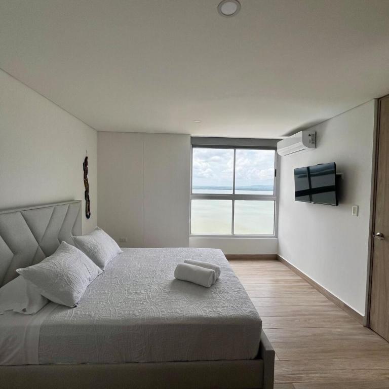 14th Floor Luxury 2BR-Jacuzzi Balcony-Near Airport - Two-Bedroom Apartment - 16