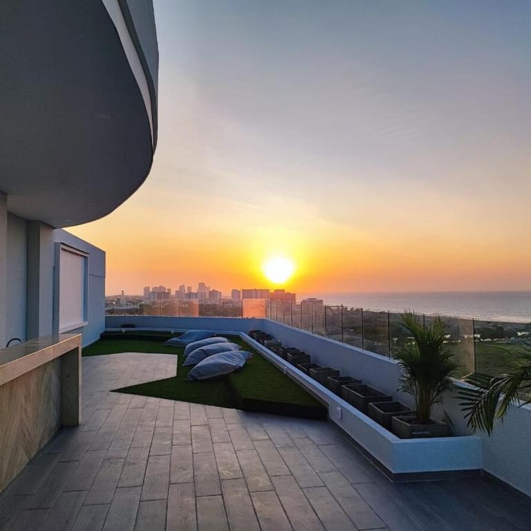 14th Floor Luxury 2BR-Jacuzzi Balcony-Near Airport - Two-Bedroom Apartment - 17