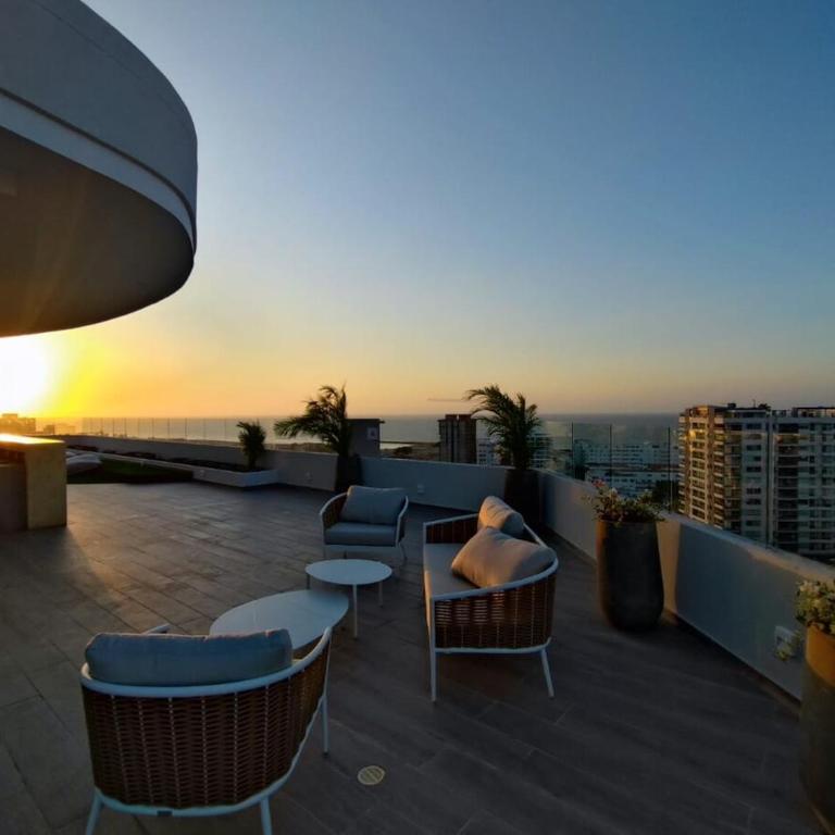 14th Floor Luxury 2BR-Jacuzzi Balcony-Near Airport - Two-Bedroom Apartment - 28