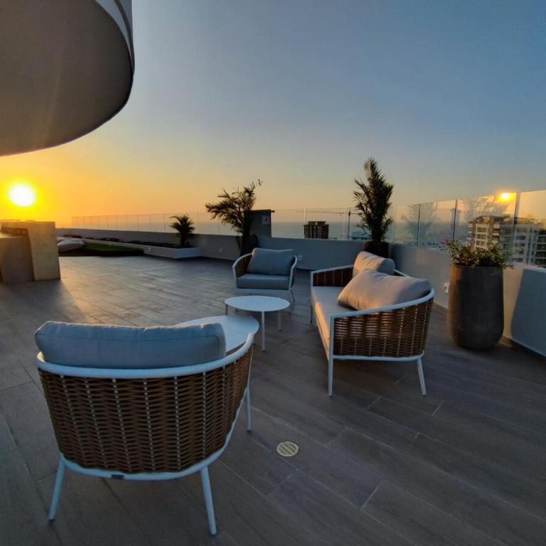 14th Floor Luxury 2BR-Jacuzzi Balcony-Near Airport - Two-Bedroom Apartment - 32