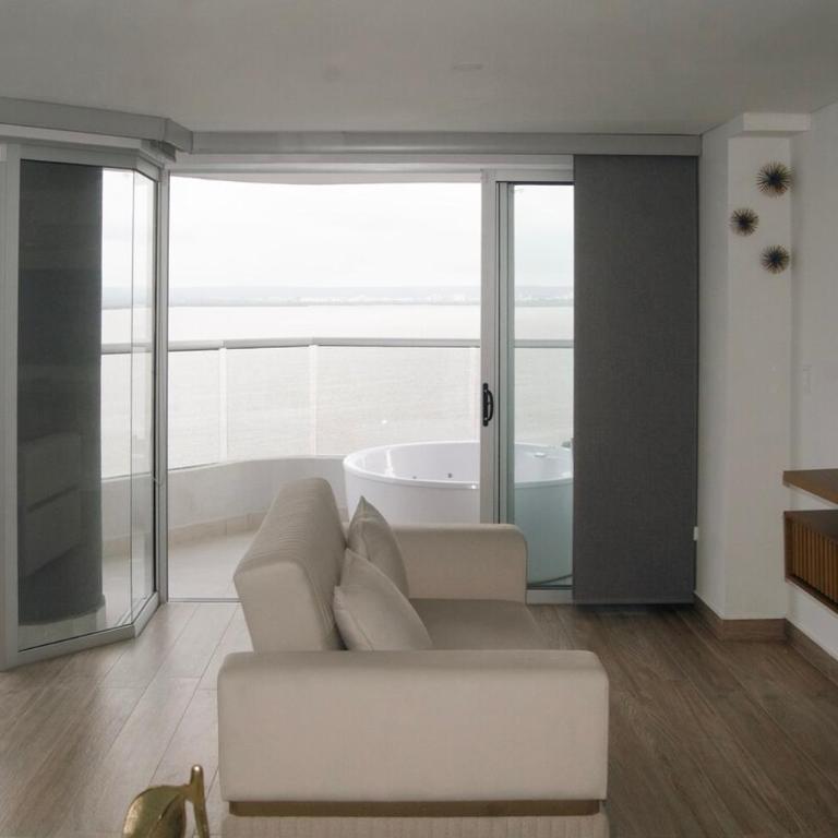 14th Floor Luxury 2BR-Jacuzzi Balcony-Near Airport - Two-Bedroom Apartment - 35