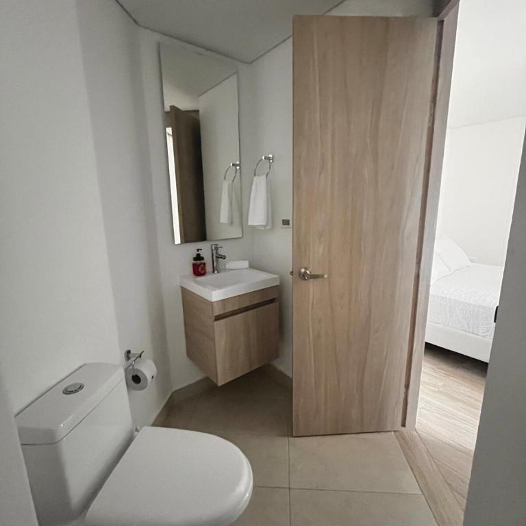 14th Floor Luxury 2BR-Jacuzzi Balcony-Near Airport - Two-Bedroom Apartment - 37