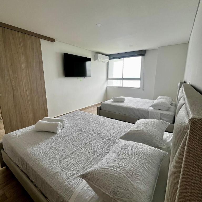 14th Floor Luxury 2BR-Jacuzzi Balcony-Near Airport - Two-Bedroom Apartment - 40